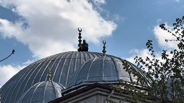 Caminin çatısına çıkan şahıs 2 saatlik çabanın sonunda ikna edilerek aşağı indirildi