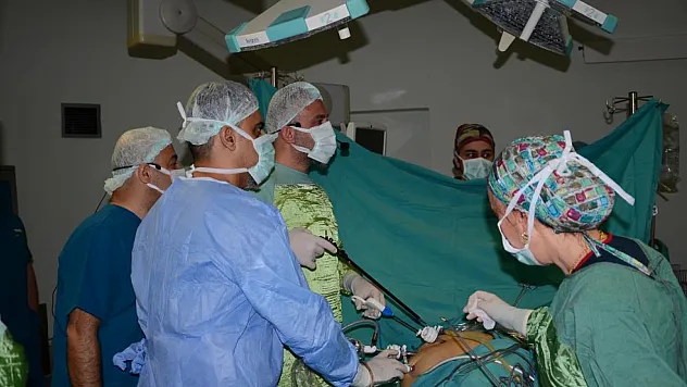 Canlı yayında kapalı tümörlü böbrek ameliyatı ve böbrek taşı operasyonu yaptılar