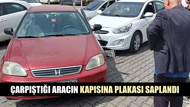 Çarpıştığı aracın kapısına plakası saplandı