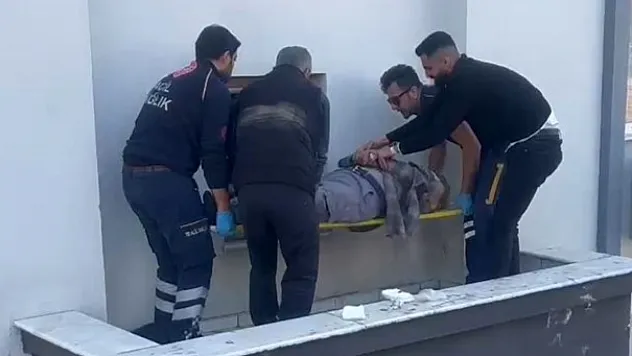 Çatıdaki güneş enerjisi panelini düzeltmek isterken canından oluyordu