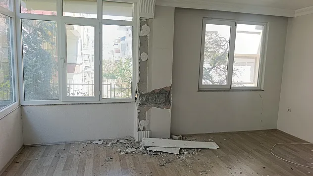 Çatlaklardan ışık görülen apartmanda korku dolu yaşam