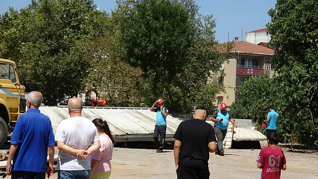 Çelik çatı işçilerin üzerine çöktü: 1'i ağır 2 yaralı