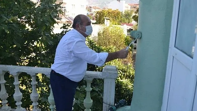 CHP, ÇİFTE MİNARELİ CAMİ BOYATIYOR