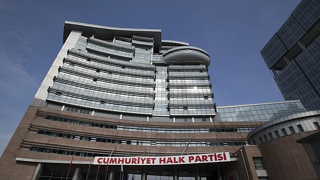 CHP kurultay davasında, Özel ile parti yönetiminin tedbiren görevden uzaklaştırılmalarına karar verildi