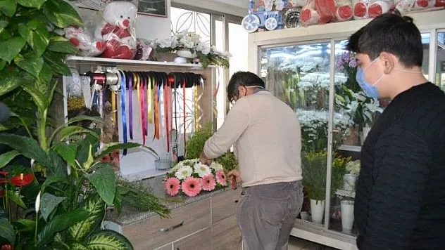 Çiçekçiler Sevgililer Günü'ne hazır 