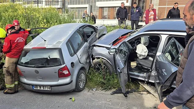 Çift taraflı trafik kazası: 4 kişi yaralandı
