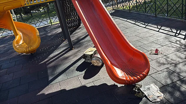 Çocuk parkındaki kaydıraklara yanık yağ döktüler