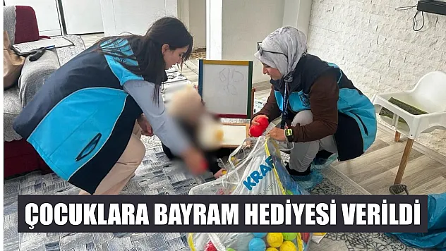 Çocuklara bayram hediyesi verildi