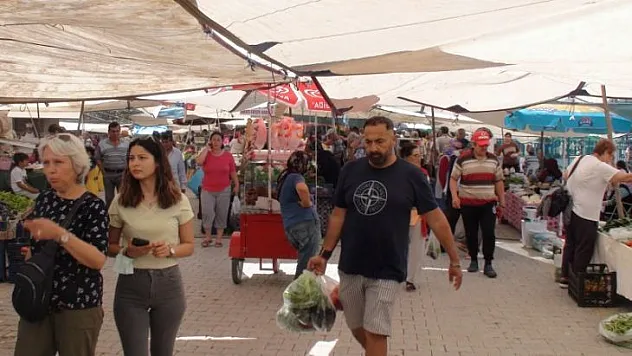 Cuma pazarında yoğunluk