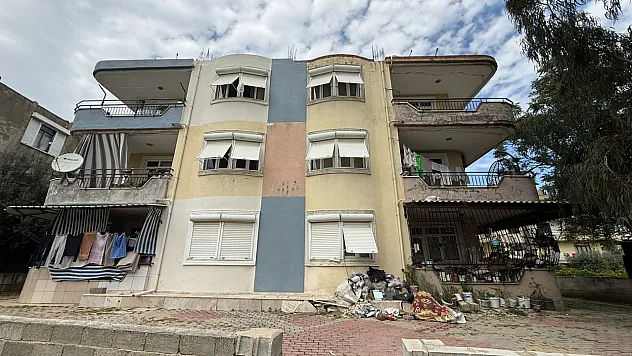 Daire içerisinde ve bahçede biriktirilen çöpler vatandaşı isyan ettirdi