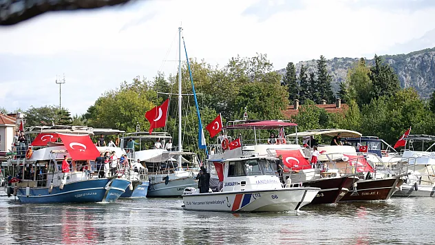 Dalyan Kanalı'nda 103 tekneyle Cumhuriyet'in 103. yılına özel kortej oluşturuldu