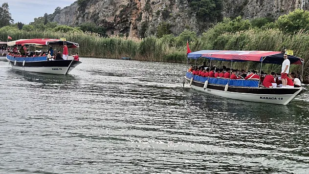 Dalyan Kanalı'nda, 19 Mayıs Atatürk'ü Anma, Gençlik ve Spor Bayramı teknelerle kutlandı
