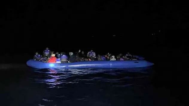 DATÇA'DA 35 DÜZENSİZ GÖÇMEN KURTARILDI