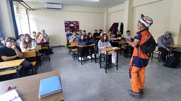 Datça'da deprem haftası kapsamında farkındalık eğitimi ve tatbikat yapıldı