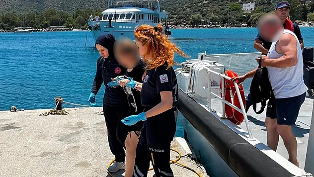 Datça'da gezi teknesinde rahatsızlanan vatandaşa tıbbi tahliye