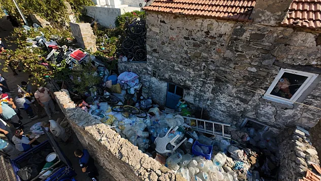 Datça'da kötü kokuların yayıldığı çöp evden 5 ton çöp çıkarıldı