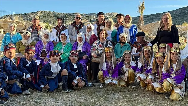 Datça'da Öğrencilerden Knidos Tiyatrosu ve Halk Oyunları Gösterisi