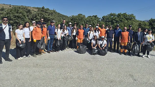 Datça Karya Yolu'nda 3,5 ton atık toplandı