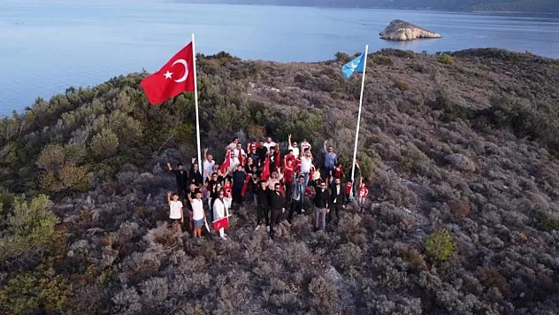Datça Ülkü Ocakları Türk Bayrağı'nı dalgalandırdı
