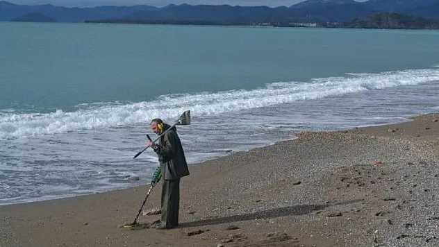 Dedektörlü altın arayıcıları iş başında