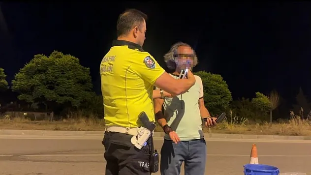Denetim yapan polislere selam vermek için aracıyla yanlarına gitti, 3.28 promil alkollü çıktı