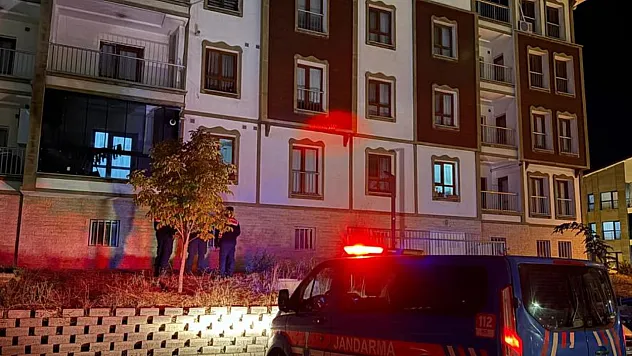 Dengesini kaybeden 17 yaşındaki kız 3. kattan yere düştü
