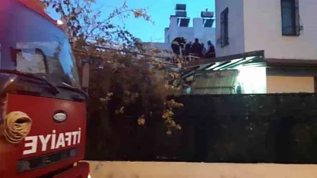 DENGESİNİ KAYBEDEREK DÜŞEN ELEKTRİK USTASI YARALANDI