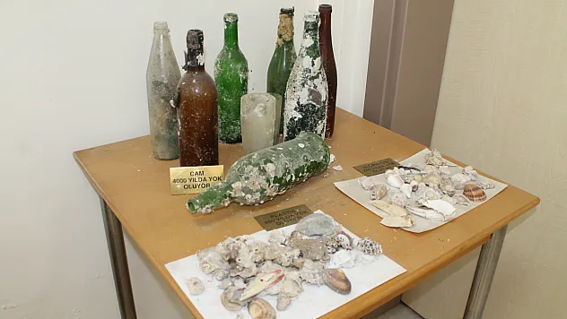 Deniz dibinden çıkan çöpler sergileniyor 