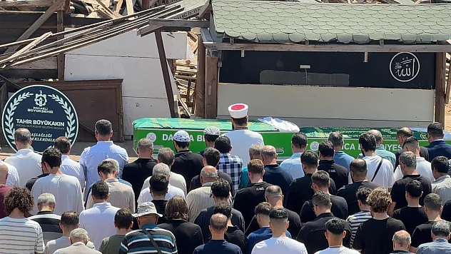 Denizde cansız bedenleri bulunan 3 kardeşin tabutları yan yana dizildi: Doğum gününde toprağa verildi