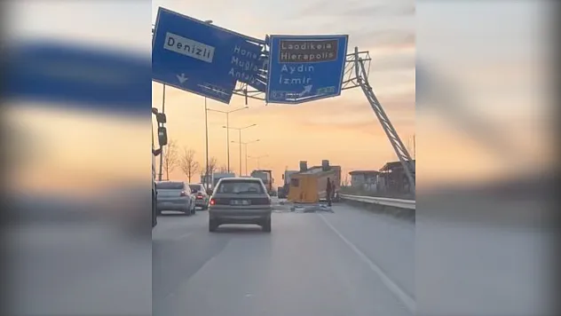 Denizli'de Damperi Açık Tır Levhaya Çarptı: Dorse Yola Savruldu