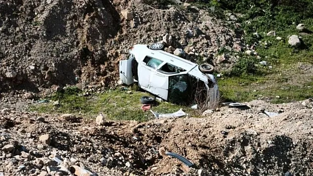 Denizli'de emniyet şeridindeki kamyonete çarpan otomobil boş araziye uçtu: 4 yaralı