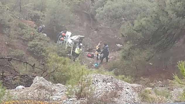 Denizli'de Otomobil Şarampole Devrildi: 1 Ölü, 4 Yaralı