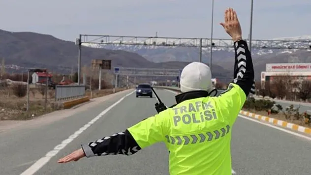 Denizli'de polisin 'dur' ihtarını uymayan ehliyetsiz sürücüye 542 bin lira ceza