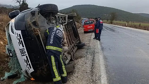 Denizli'de servis aracı yan yattı 9 yaralı