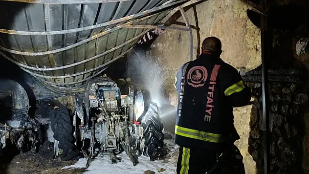 Denizli'de Yangın Paniği: Traktör ve İlaçlama Makinesi Kül Oldu
