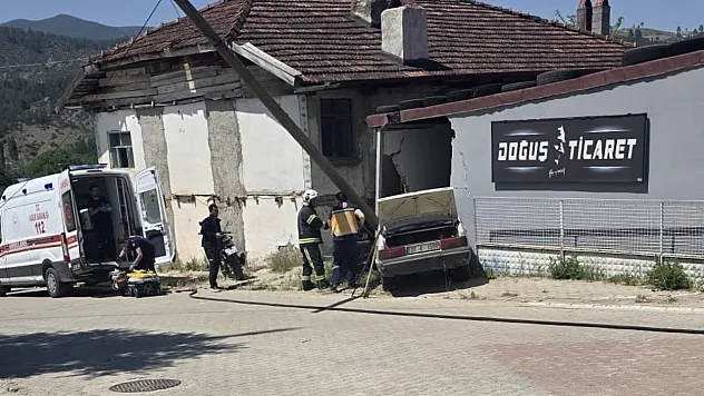 Deponun duvarına çarpan otomobildeki yaşlı karı koca hayatını kaybetti