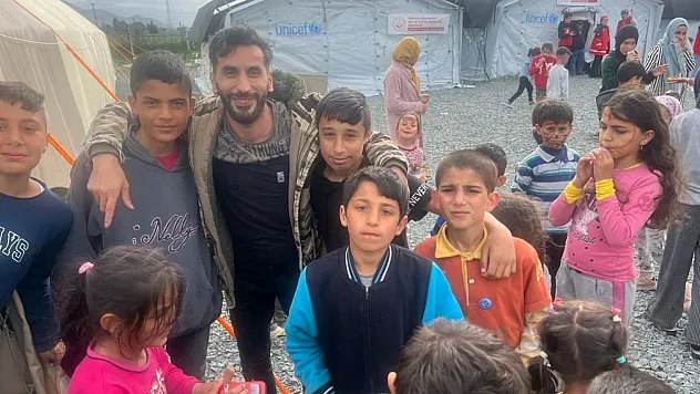 deprem bölgesinde ekibiyle ücretsiz saç kesip, bakım yaptı