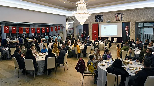 Deprem bölgesinden gelen öğretmenler ile iftar yaptı