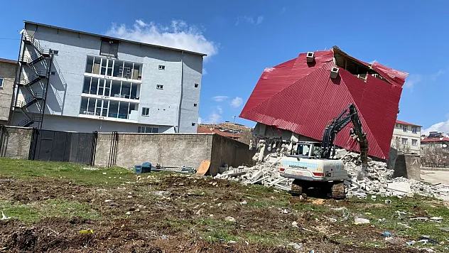 depremde 1 kişinin öldüğü, 2 binanın yıkıldığı ilçe de 79 bina hasarlı çıktı