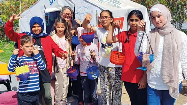 Depremzede çocuklara moral oluyorlar