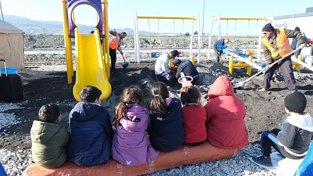 Depremzedelere desteklerini sürdürüyor