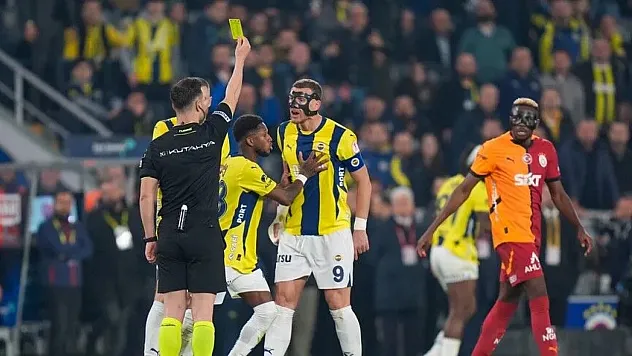Derbilerde kartlar havada uçuşuyor