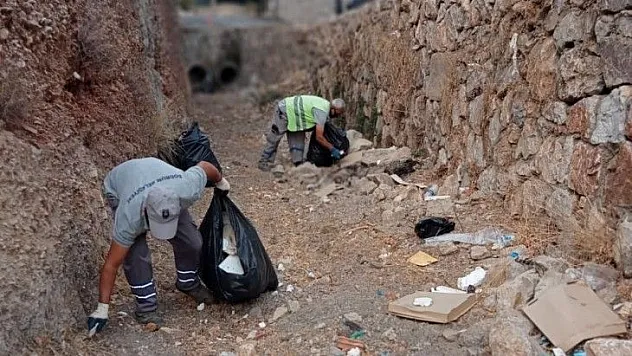 Dere yataklarından 485 torba çöp toplandı