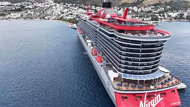 Dev kruvaziyer gemiler, 2 bin 636 turistle Bodrum'a geldi