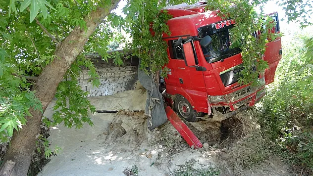 Devrilen çekici çınar ağacına takıldı sürücü araç içinde sıkıştı