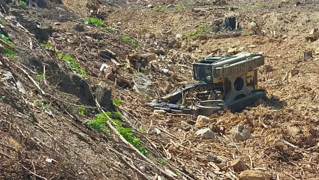 Devrilen iş makinesinin altında kalan operatör hayatını kaybetti