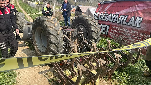 Devrilen traktörün altında kalan sürücü hayatını kaybetti