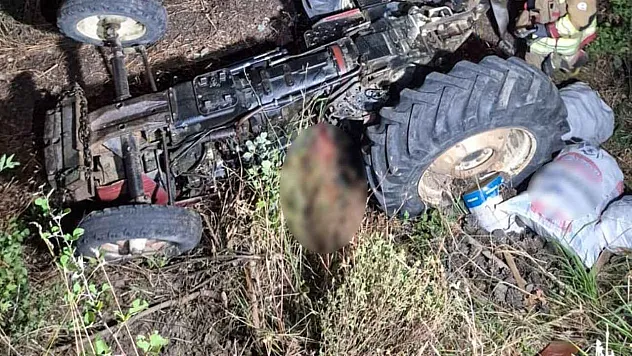 Devrilen traktörün altında kalan sürücü hayatını kaybetti