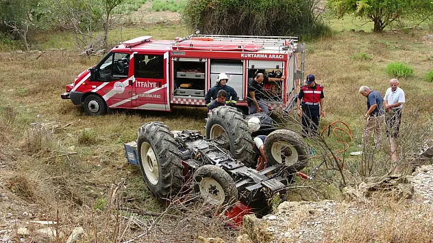 Devrilen traktörün altında kalan edebiyat öğretmeni hayatını kaybetti