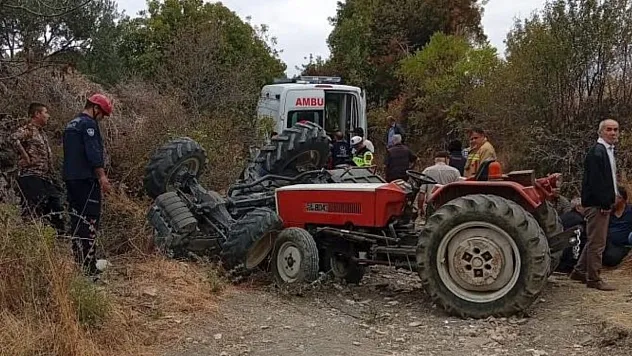 Devrilen traktörün altında kalan 2 kişi yaşamını yitirdi